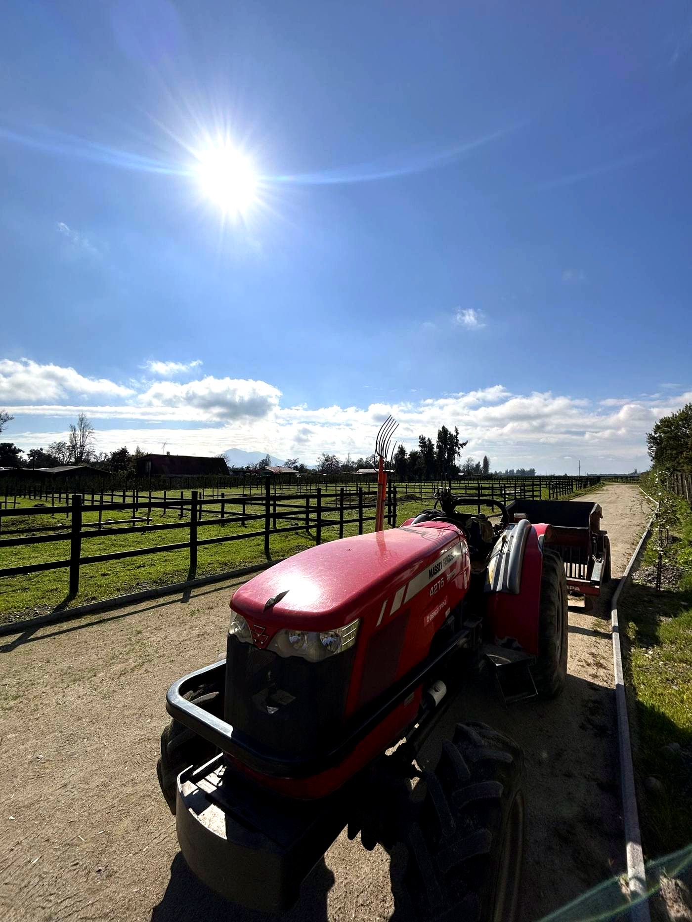 Camino interior con trabajos de campo